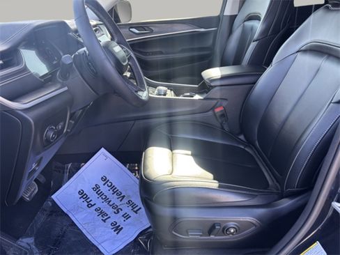 Used 2023 Jeep Grand Cherokee Limited image 12