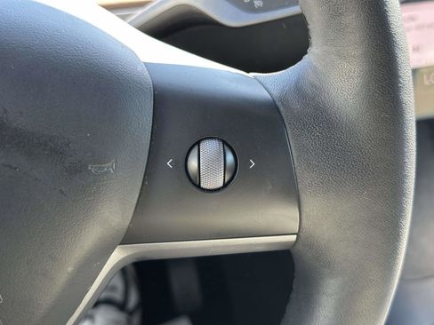 Used 2022 Tesla Model Y Long Range image 23