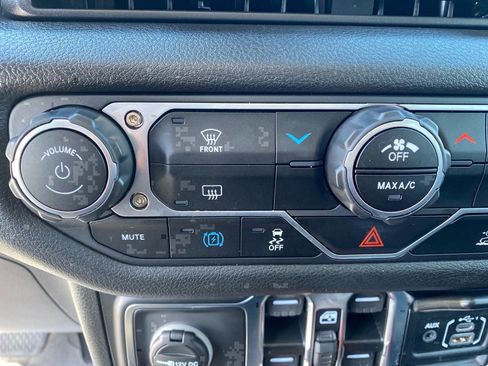 Used 2025 Jeep Wrangler Willys image 13