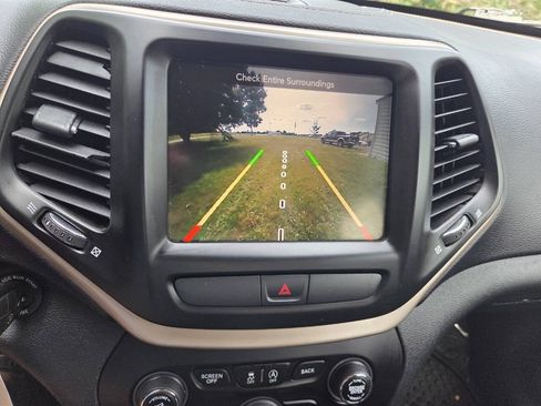 Used 2016 Jeep Cherokee Latitude w/ Cold Weather Group AWD/4WD image 11