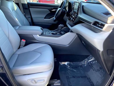 Used 2022 Toyota Highlander XLE AWD/4WD image 8