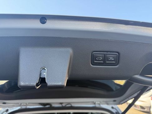 Used 2025 Kia Carnival EX FWD image 21