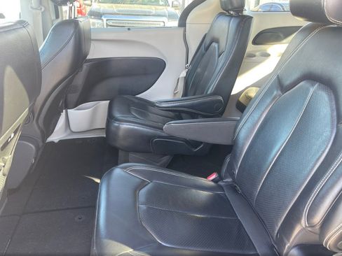 Used 2022 Chrysler Pacifica Touring-L image 18