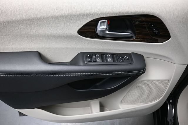 Used 2024 Chrysler Pacifica Limited AWD/4WD image 13