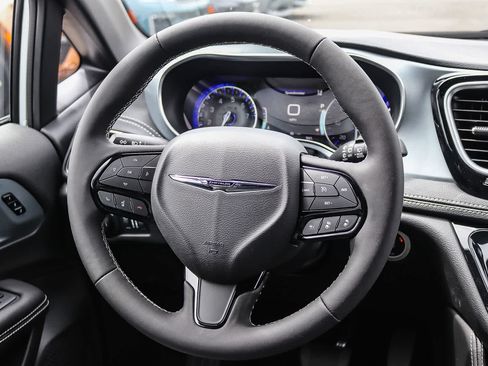 New 2026 Chrysler Pacifica Limited w/ S Appearance Package FWD image 17