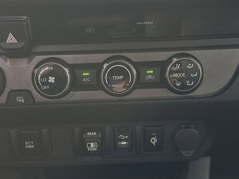 Used 2018 Toyota Tacoma TRD Sport image 19