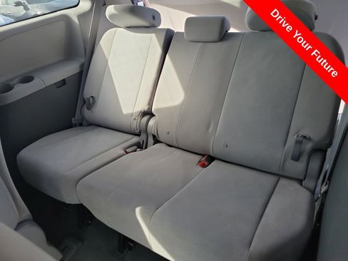 Used 2020 Toyota Sienna L w/ Carpet Mat Package FWD image 21