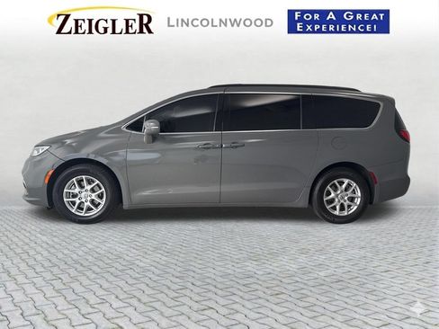 Used 2022 Chrysler Pacifica Touring-L FWD image 3