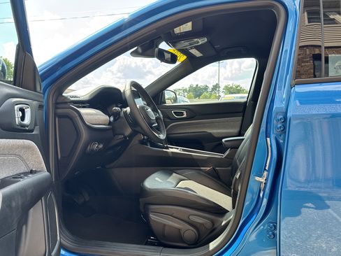 Used 2025 Jeep Compass Latitude AWD/4WD image 9