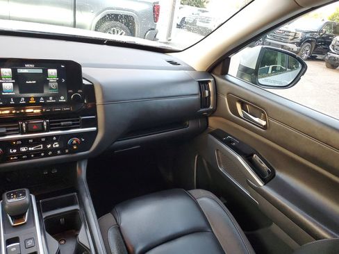 Used 2025 Nissan Pathfinder SL FWD image 14