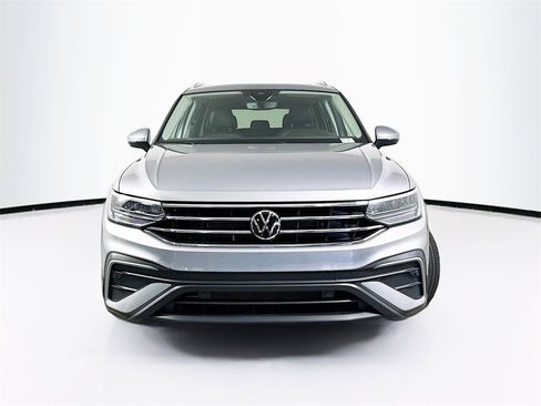 Used 2023 Volkswagen Tiguan SE w/ Panoramic Sunroof Package image 5