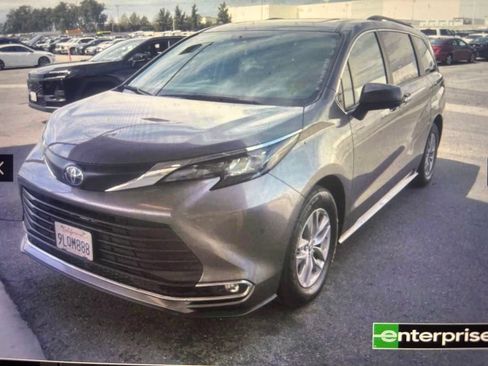 Used 2024 Toyota Sienna XLE FWD image 1