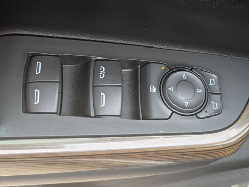 Used 2023 GMC Acadia SLE w/ Driver Convenience Package image 16