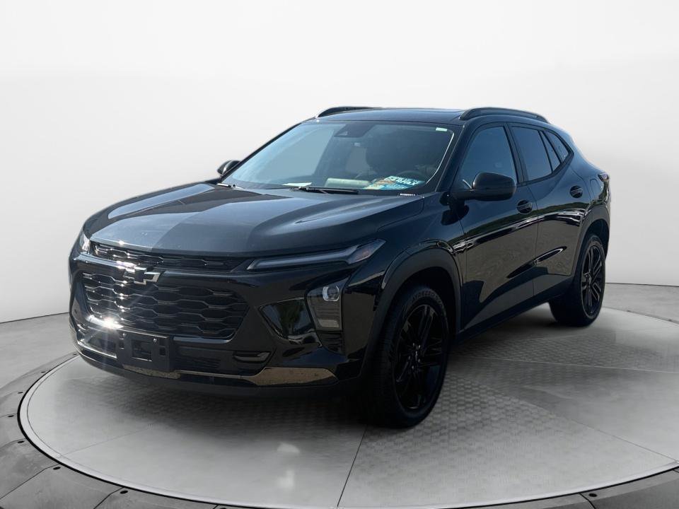 Used 2024 Chevrolet Trax ACTIV w/ Sunroof Package FWD image 3
