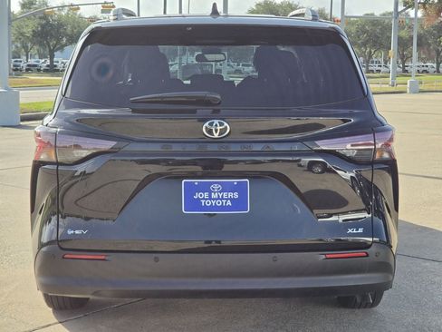 Used 2026 Toyota Sienna XLE FWD image 8