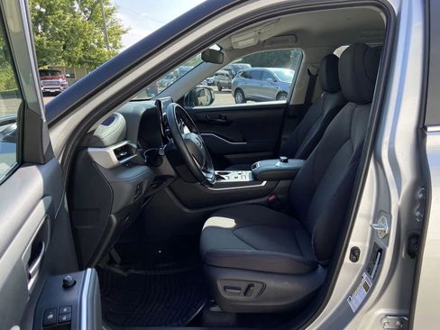 Used 2024 Toyota Highlander LE image 11