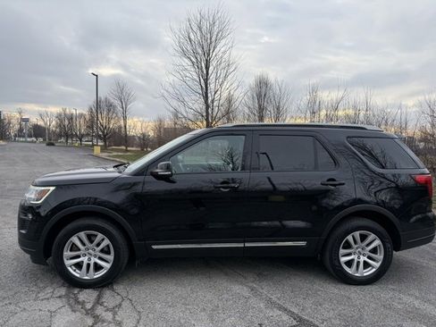 Used 2018 Ford Explorer XLT w/ Equipment Group 202A image 3