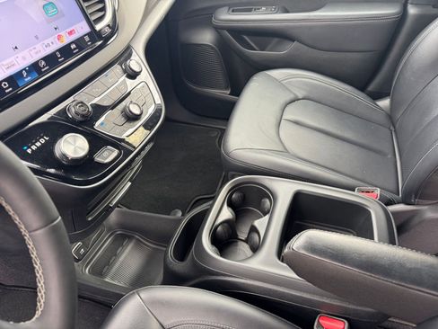Used 2025 Chrysler Pacifica Select image 43