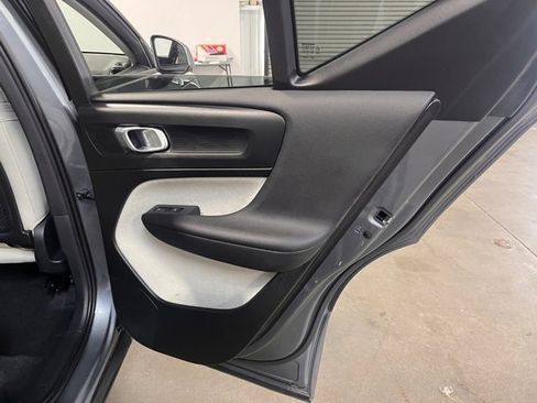 Used 2019 Volvo XC40 T5 Momentum image 15