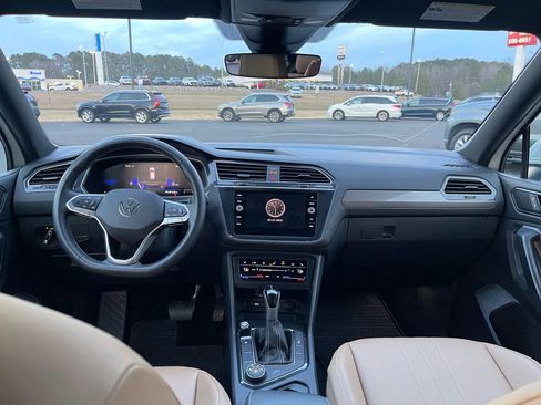 Used 2024 Volkswagen Tiguan SE image 16