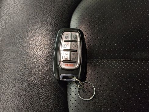 Used 2020 Chrysler Pacifica Touring-L Plus FWD image 32