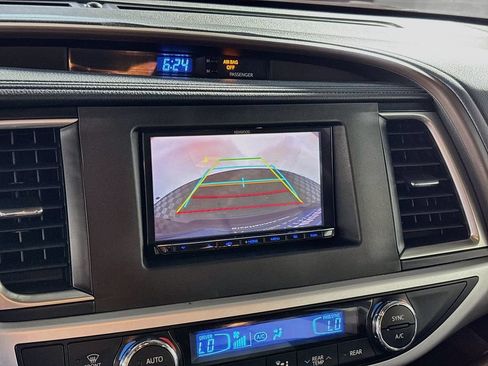 Used 2019 Toyota Highlander XLE AWD/4WD image 16