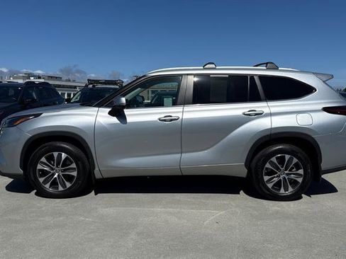 Used 2024 Toyota Highlander XLE AWD/4WD image 6