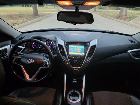 Used 2013 Hyundai Veloster w/ Style Pkg image 24