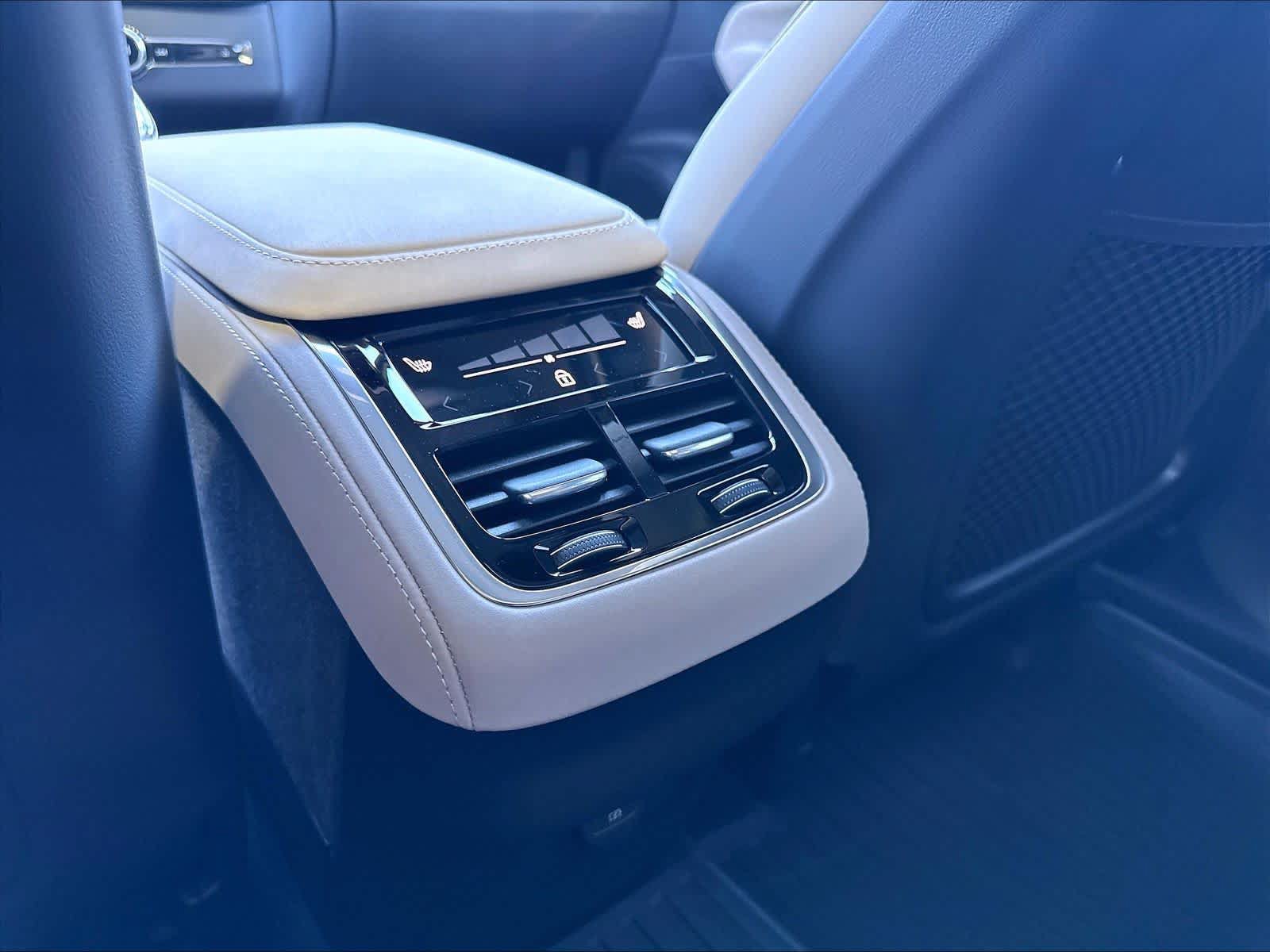 New 2027 Volvo XC90 B6 Plus AWD/4WD image 16