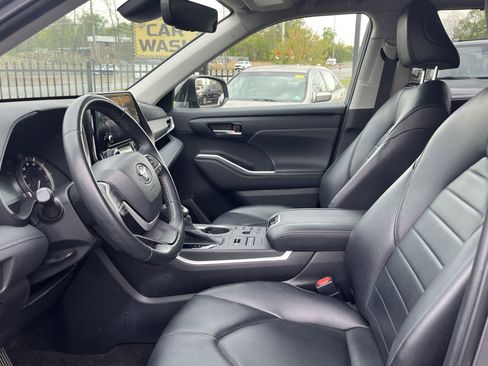 Used 2023 Toyota Highlander XLE AWD/4WD image 6
