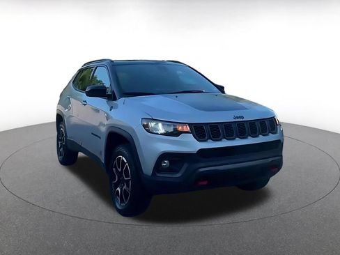 Used 2025 Jeep Compass Trailhawk AWD/4WD image 3