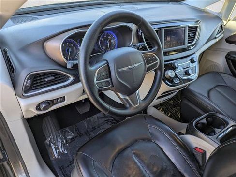 Used 2020 Chrysler Voyager Lxi image 10