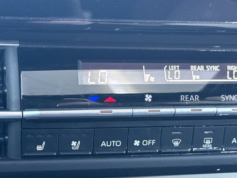 Used 2025 Toyota Sienna Limited image 29