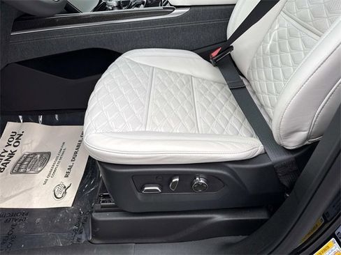 Used 2025 Cadillac Escalade V w/ LPO, ONYX Package image 12