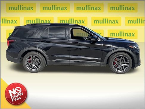 Used 2025 Ford Explorer ST image 2