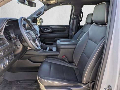 Used 2023 GMC Yukon SLT w/ SLT Luxury Package image 16