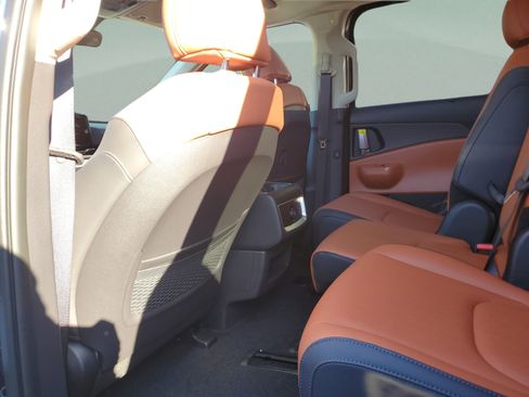 New 2026 Kia Carnival EX FWD image 6