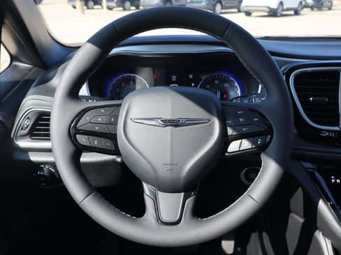 Used 2025 Chrysler Pacifica Limited FWD image 16