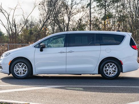 Used 2024 Chrysler Pacifica Touring-L image 4