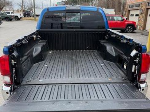 Used 2017 Toyota Tacoma TRD Sport w/ Premium & Technology Package image 5