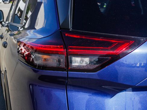 Used 2022 Nissan Rogue S image 9