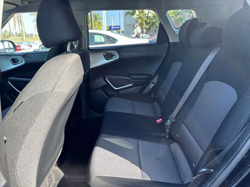 Used 2025 Kia Soul LX w/ LX Technology Package FWD image 23