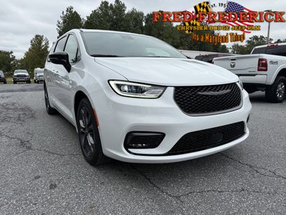 New 2026 Chrysler Pacifica Select