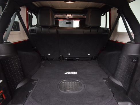 Used 2015 Jeep Wrangler Unlimited Sahara image 28