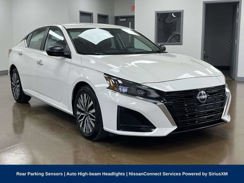 Used 2025 Nissan Altima 2.5 SV FWD image 3