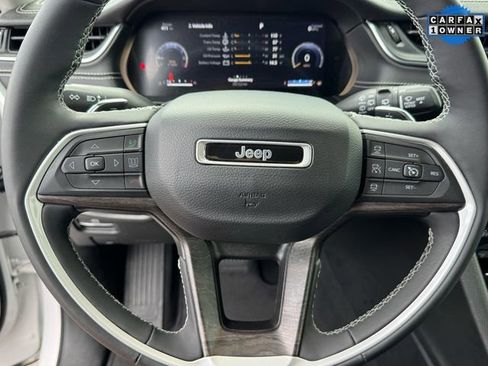 Used 2023 Jeep Grand Cherokee Limited w/ Black Appearance Package image 15