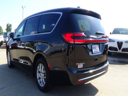Certified 2025 Chrysler Pacifica Select FWD image 8
