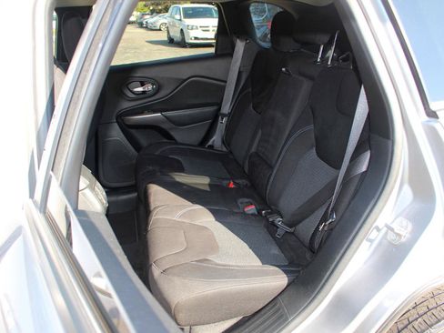 Used 2020 Jeep Cherokee Latitude FWD image 32