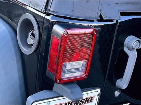 Used 2012 Jeep Wrangler Unlimited Rubicon w/ Connectivity Group image 28