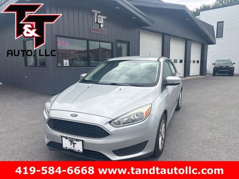 Used 2015 Ford Focus SE FWD image 1